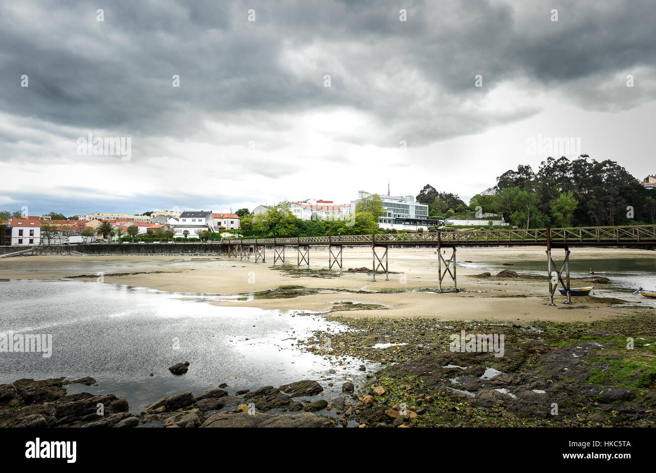 Landschaftsfoto der alten Brücke in Santa Cruz Island, Oleiros, Rias Altas, A Coruna, Spanien bei Ebbe. Stockfoto