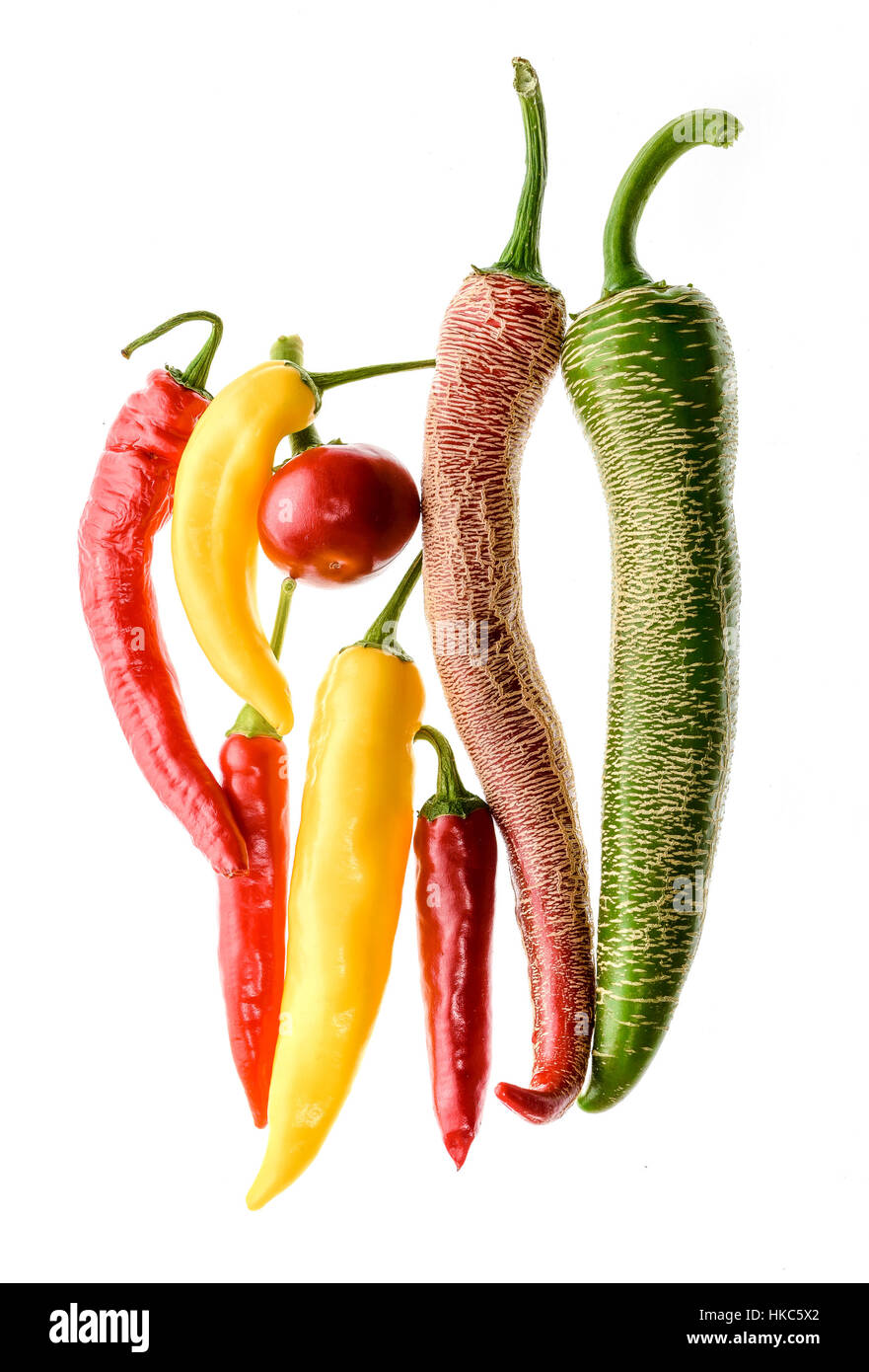 Andere Sorte von Peperoni oder Chilischoten, isoliert auf weiss. Heißer Pfeffer mazedonischen Fransen, Sarit Gat, Red Cherry, Cayenne, Serrano und regelmäßige chi Stockfoto