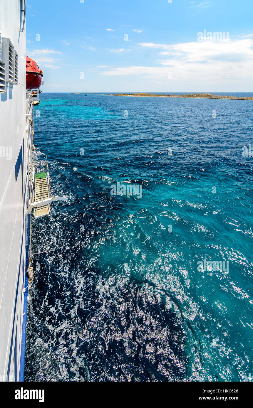 Steuerbordseite einer Fähre an der Adria. Zuge von einem riesigen Schiff Kreuzfahrt durch das blaue Meer und klarem Himmel. Stockfoto