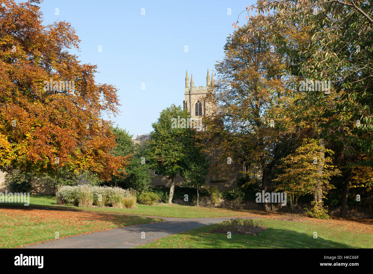 St-Martins-Kirche und Rydings Gärten, Brighouse, West Yorkshire Stockfoto
