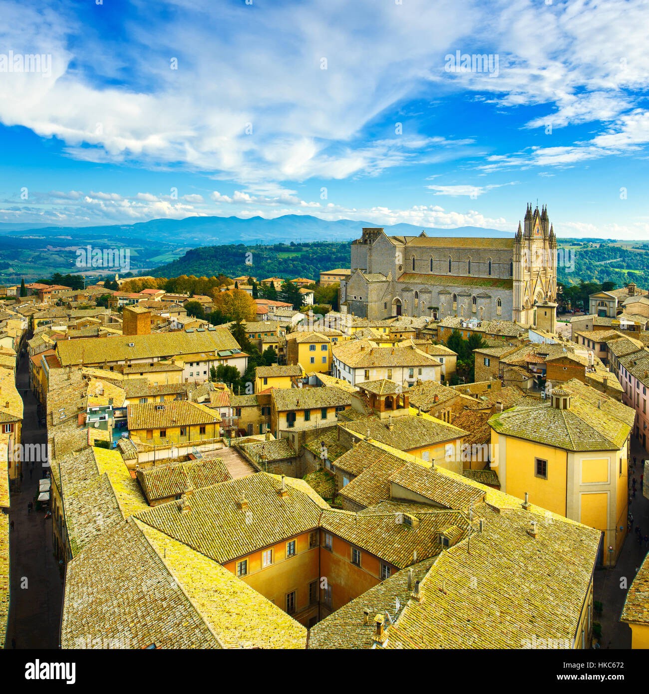 Mittelalterliche Stadt Orvieto und Dom Kirche Wahrzeichen Panorama Luftbild. Umbria, Italien, Europa. Stockfoto