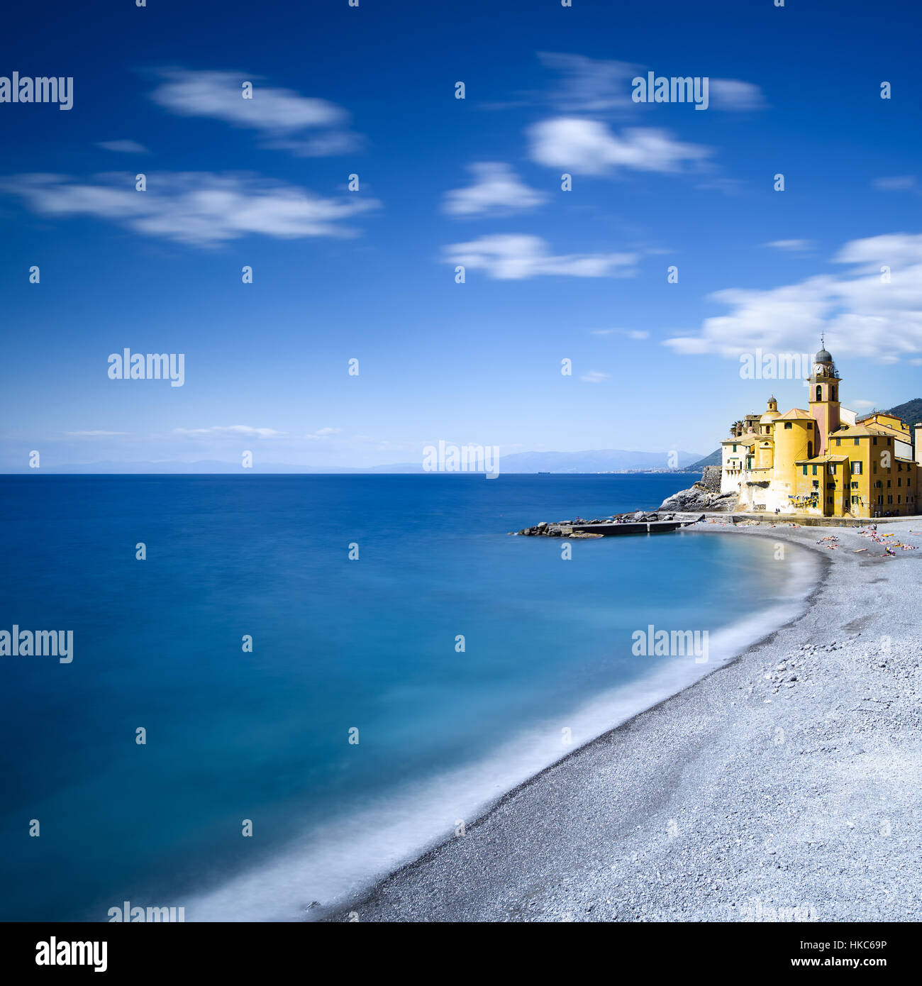 Camogli alte Kirche auf Meer und Strand. Ligurien, Italien. Langzeitbelichtung. Stockfoto