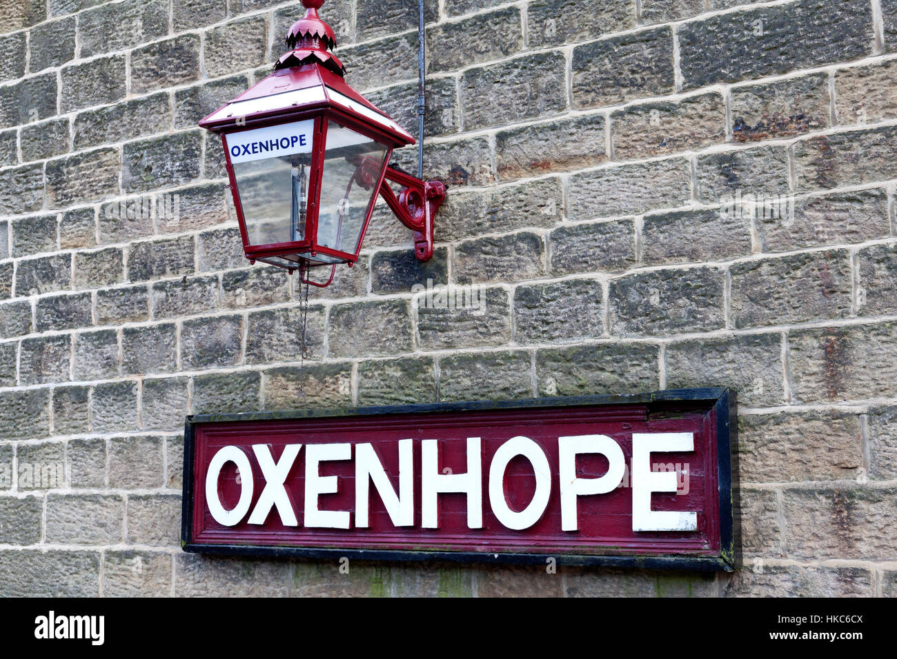 Bahnhof Leistungsschild und Laterne, Oxenhope, West Yorkshire Stockfoto