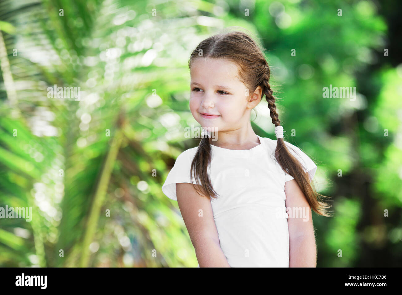 Niedliche kleine Mädchen in der Sonne spielen. Freiheit-Konzept. Stockfoto