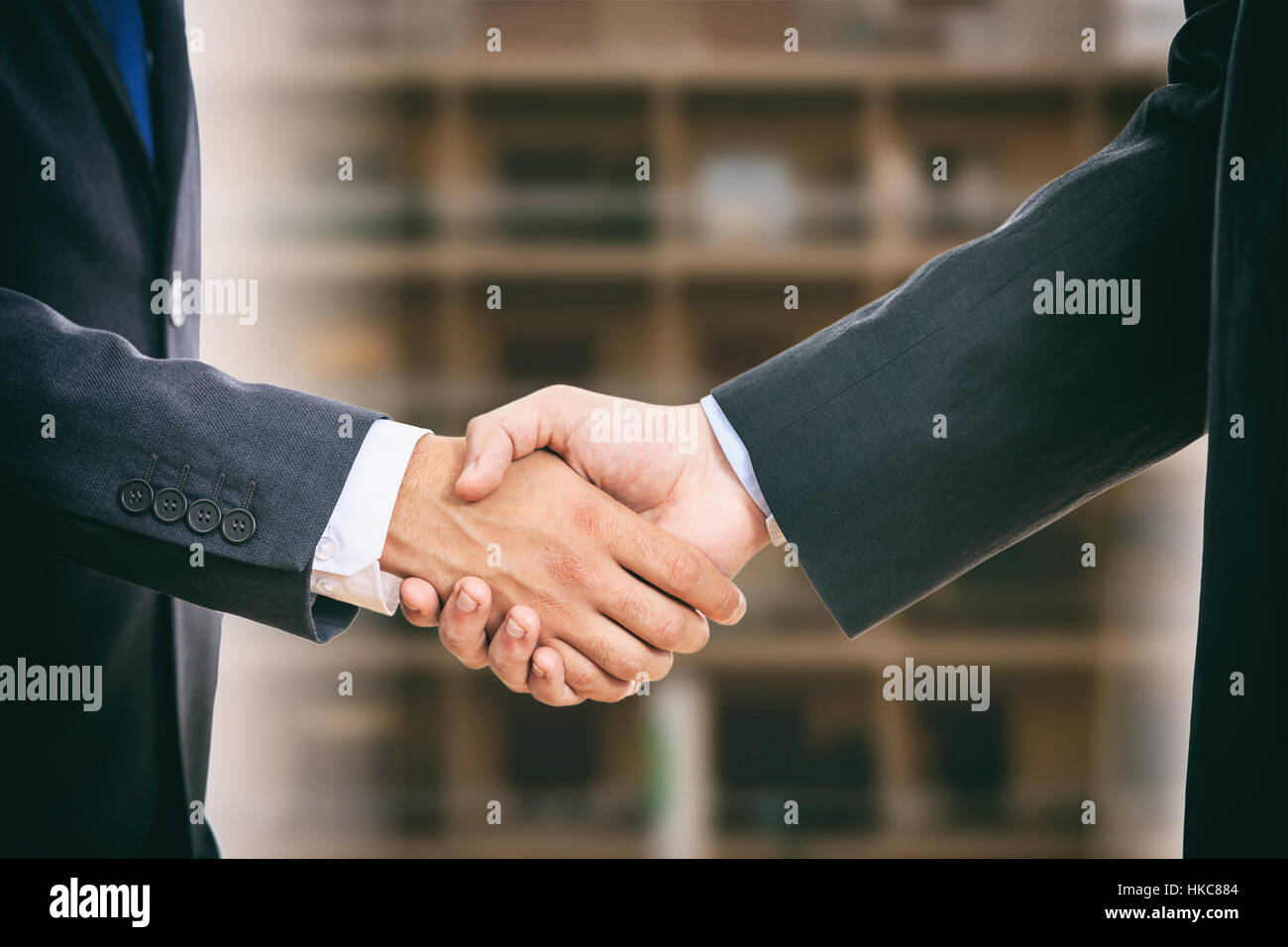 Unternehmer-Handshake auf unscharfen Hintergrund Stockfoto
