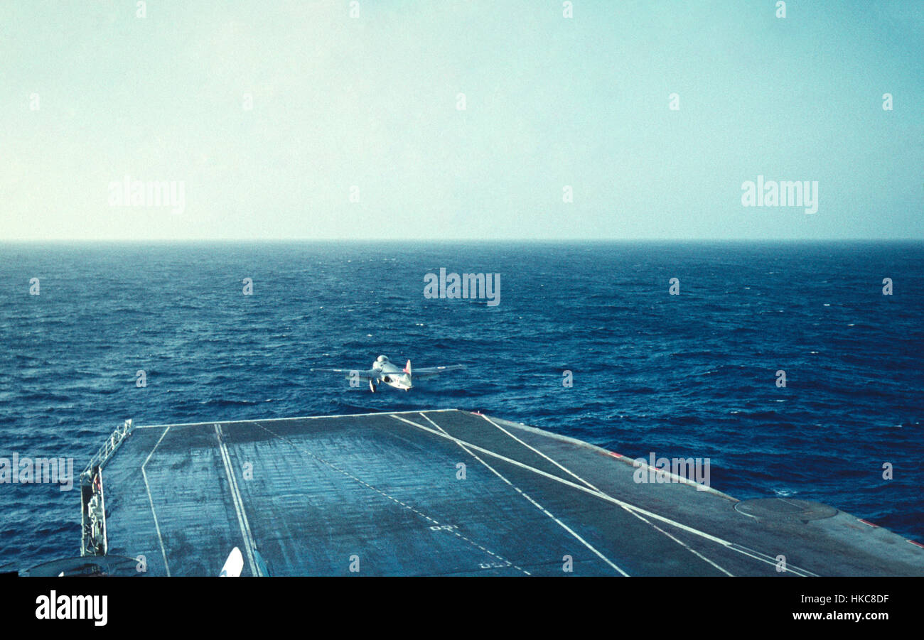 HMS Eagle mit Sea Hawk auf freien ausziehen Stockfoto