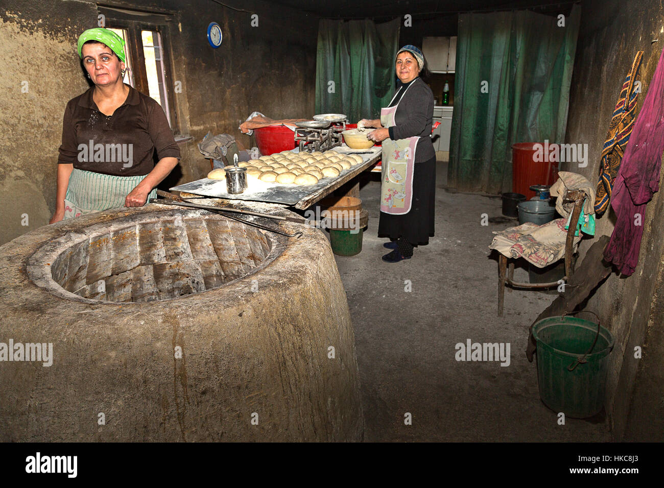 Lokale Frauen machen georgischen Stil Tandoor Brot in Sighnaghi, Georgien Stockfoto