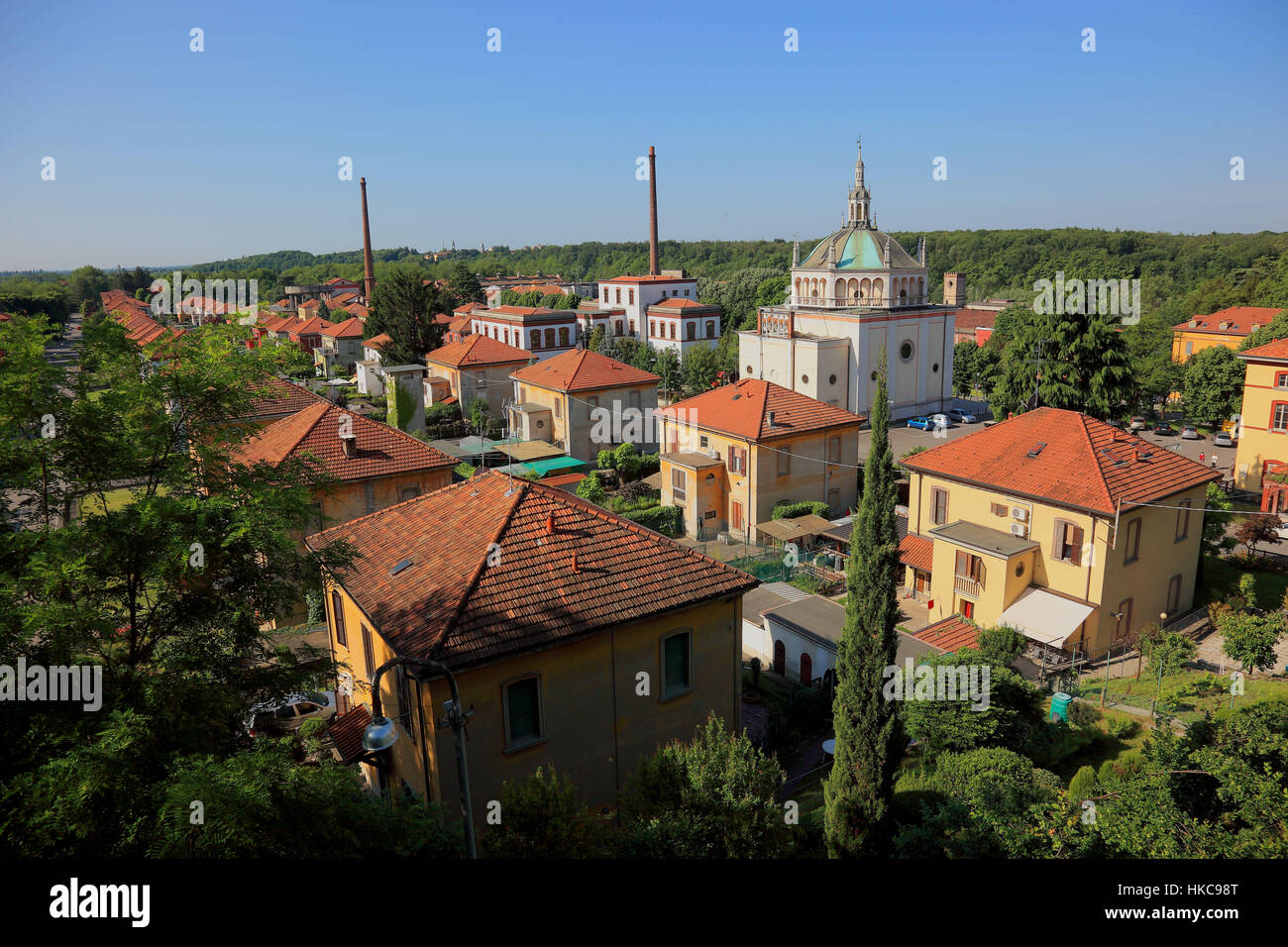 Italien, Blick auf die Arbeiter Dorf Crespi d ' Adda, Kirche und Teil der ehemaligen Textilfabrik, Industriedenkmal, UNESCO Stockfoto