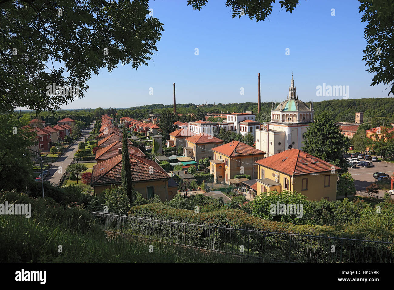 Italien, Blick auf die Arbeiter Dorf Crespi d ' Adda, Kirche und Teil der ehemaligen Textilfabrik, Industriedenkmal, UNESCO Stockfoto