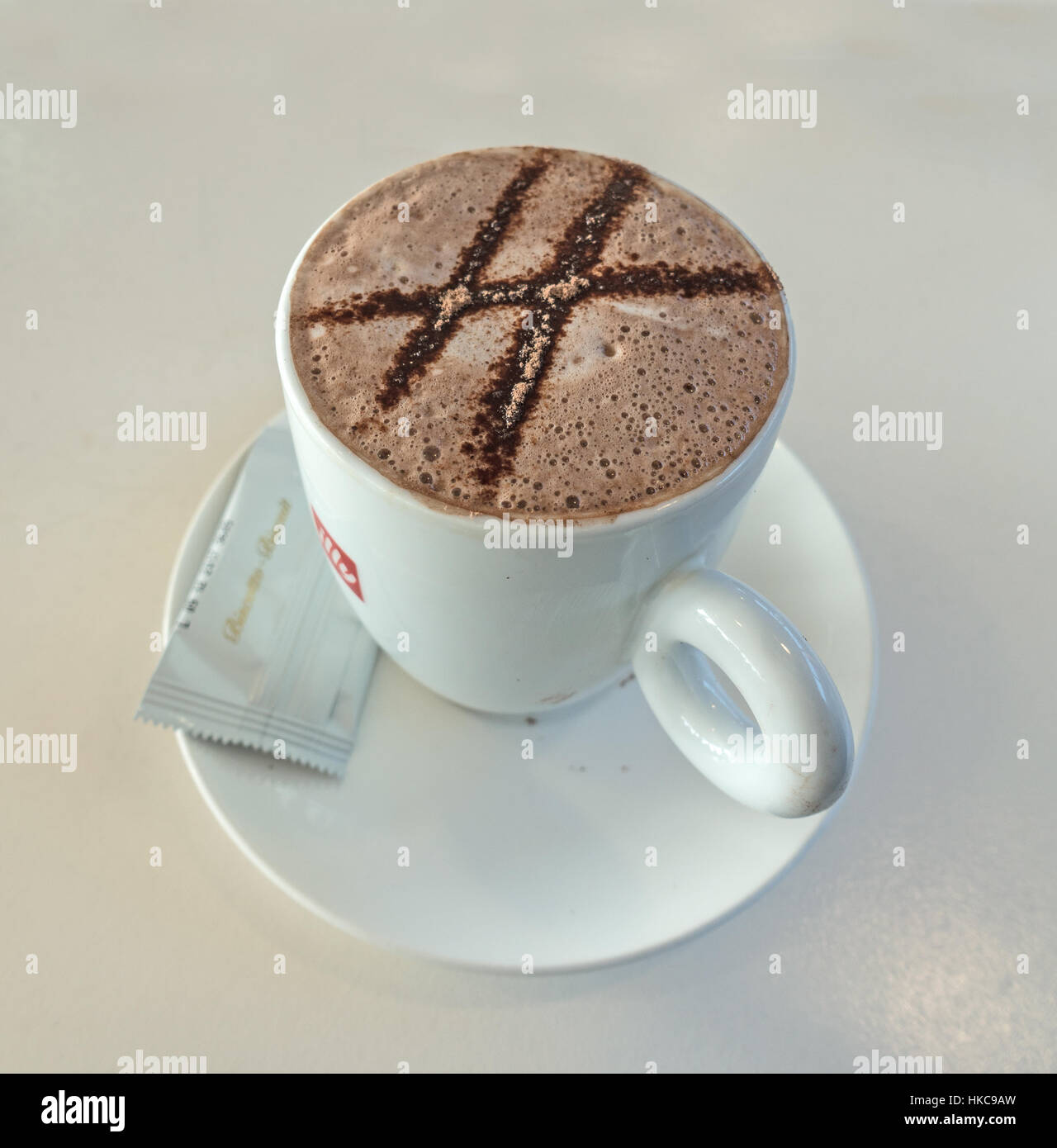 Tasse und Untertasse gefüllt mit heißer Schokolade Stockfoto