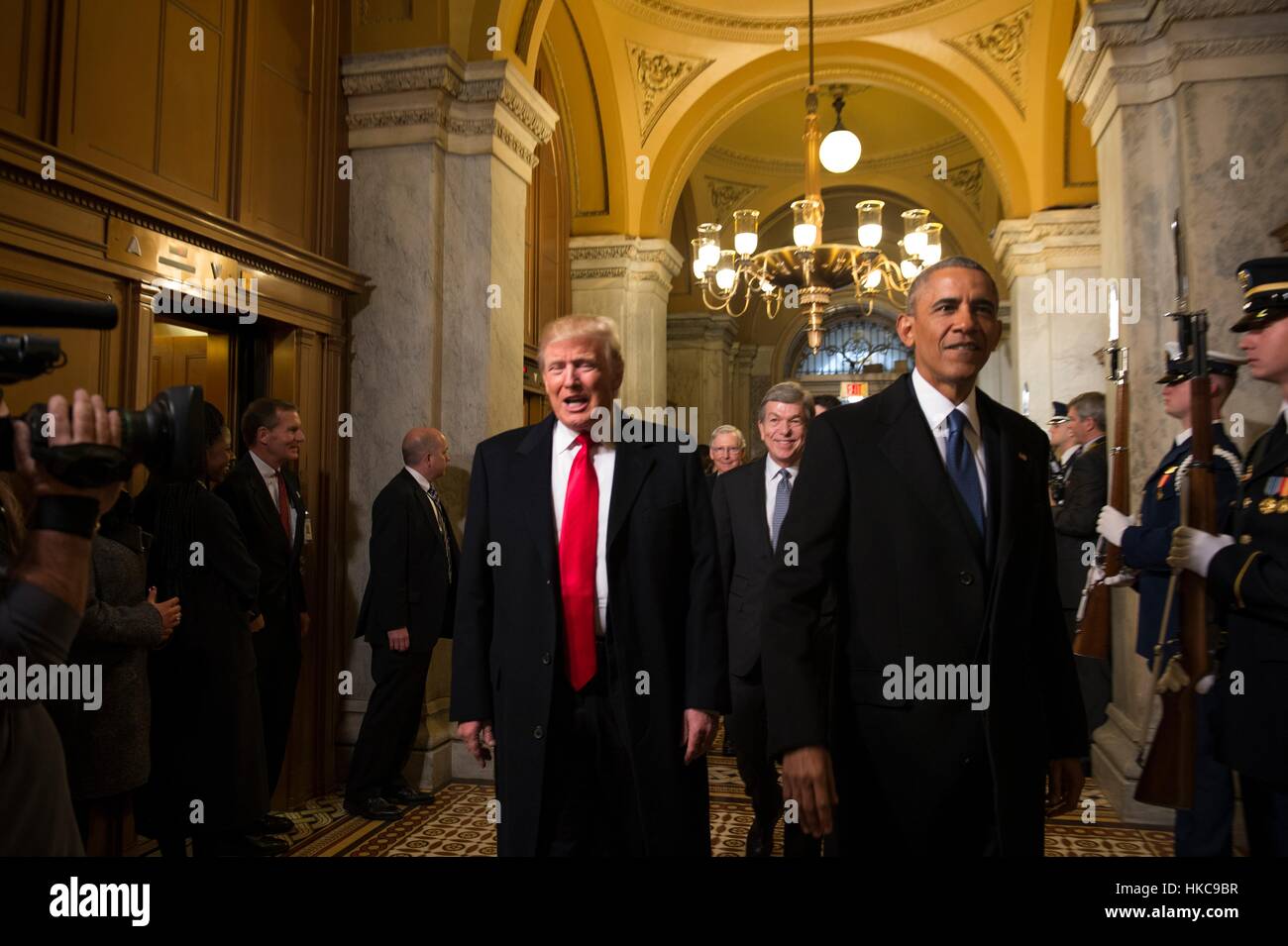 US-Präsident Barack Obama und gewählter Präsident Donald Trump kommen auf dem US-Kapitol für die 58. Presidential Inauguration 20. Januar 2017 in Washington, DC. Stockfoto