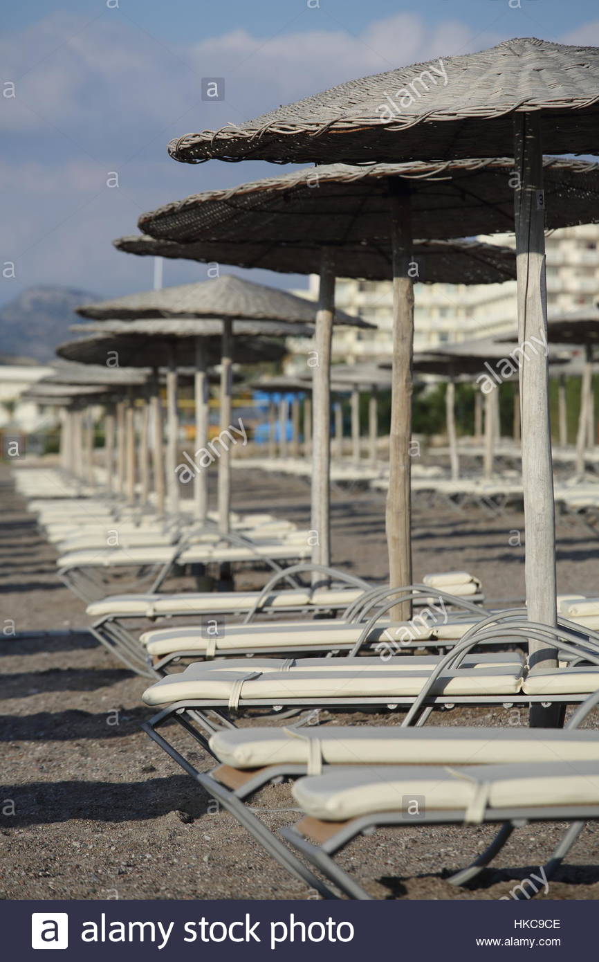 Leer leer liegen an einem Strand auf der Insel Rhodos in Griechenland. Stockfoto