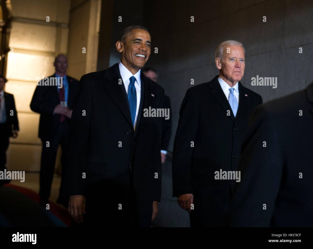 US-Präsident Barack Obama und Vize-Präsident Joe Biden Fuß das Kapitol die 58. Presidential Inauguration-Zeremonie für den letzten Akt im Büro 20. Januar 2017 in Washington, DC. Stockfoto