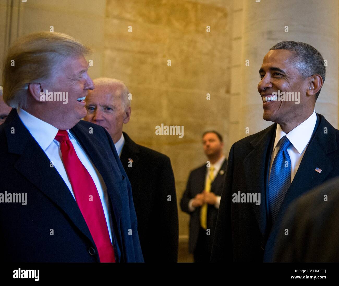 US-Präsident Donald Trump und ehemaliger Präsident Barack Obama fahren Sie in Richtung Osten Schritte auf dem US-Kapitol für die Abschiedszeremonie während der 58. Presidential Inauguration 20. Januar 2017 in Washington, DC. Stockfoto