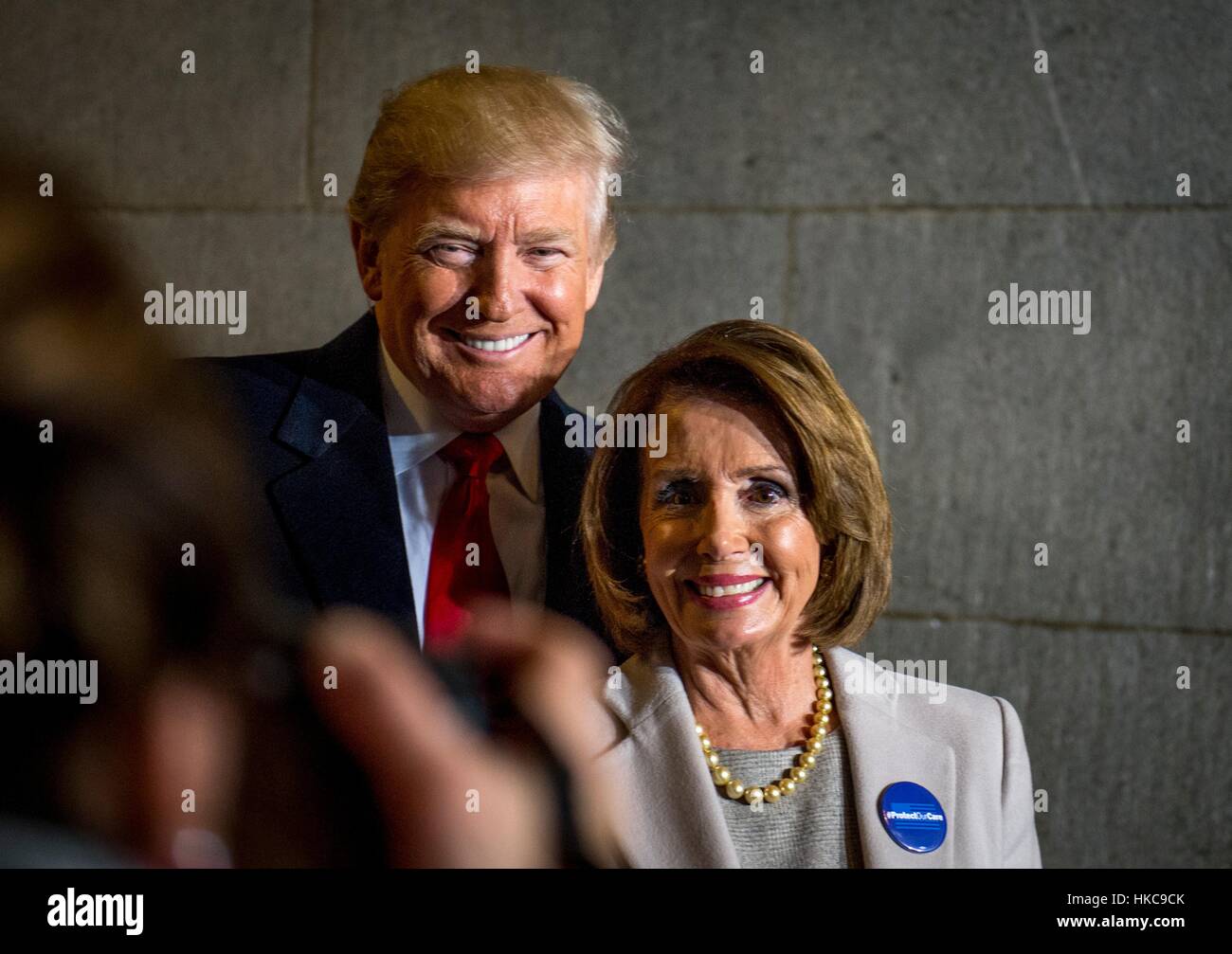 US-Präsident Donald Trump und House Minority Leader Nancy Pelosi Lächeln für ein Foto während der 58. Presidential Inauguration 20. Januar 2017 in Washington, DC. Stockfoto