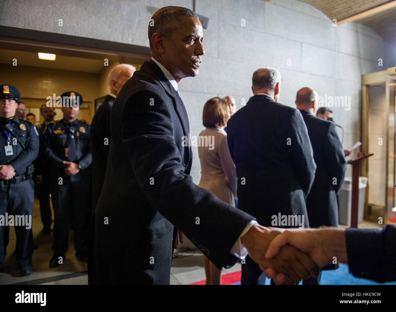Ehemaliger US-Präsident Barack Obama schüttelt Hände mit U.S. Capitol-Mitarbeiter auf dem Weg zur Plattform bei der 58. Presidential Inauguration 20. Januar 2017 in Washington, DC. Stockfoto