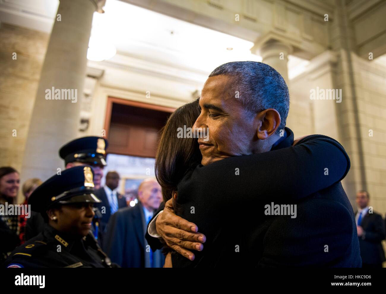 Ehemaliger US-Präsident Barack Obama umarmt seinen Präsidenten Mitarbeiter vor der Abreise Zeremonie während der 58. Presidential Inauguration 20. Januar 2017 in Washington, DC. Stockfoto