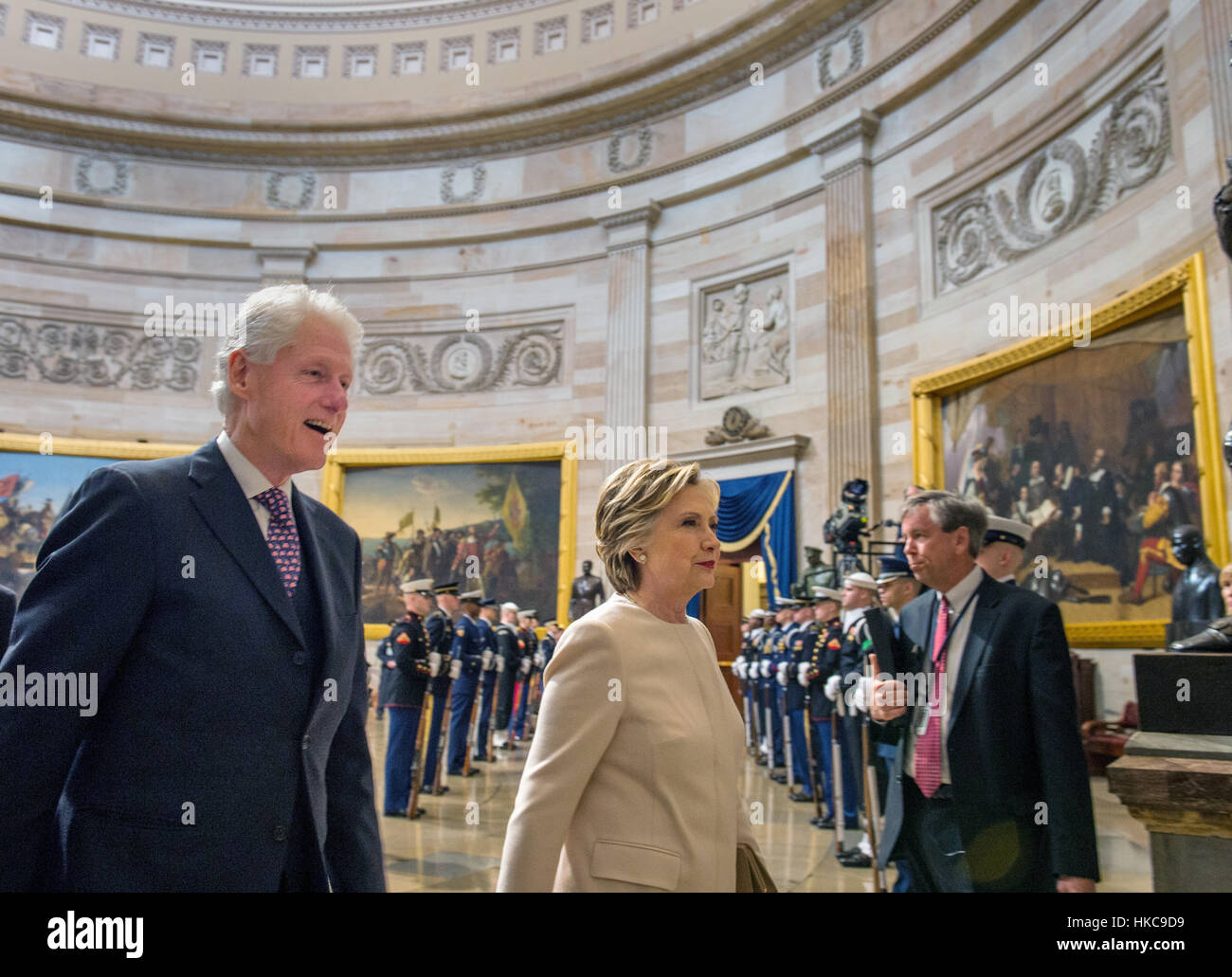 Ehemaliger US-Präsident Bill Clinton und der ehemalige US-Außenministerin Hillary Clinton Leiter an das erste Mittagessen während der 58. Presidential Inauguration 20. Januar 2017 in Washington, DC. Stockfoto