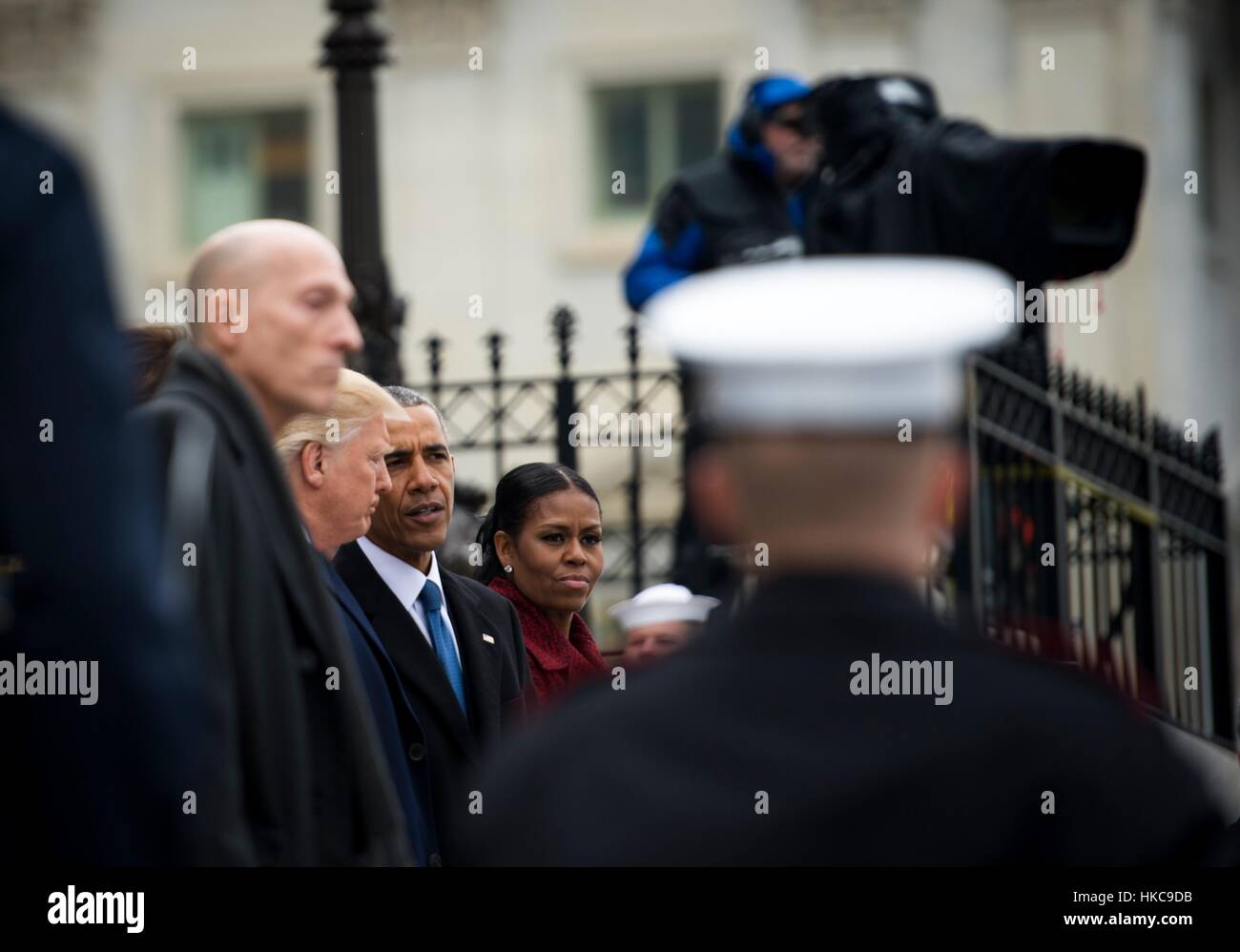 US-Präsident Donald Trump, ehemaliger Präsident Barack Obama und ehemalige First Lady Michelle Obama stehen die U.S. Capitol Osten Schritte für die Abschiedszeremonie während der 58. Presidential Inauguration 20. Januar 2017 in Washington, DC. Stockfoto