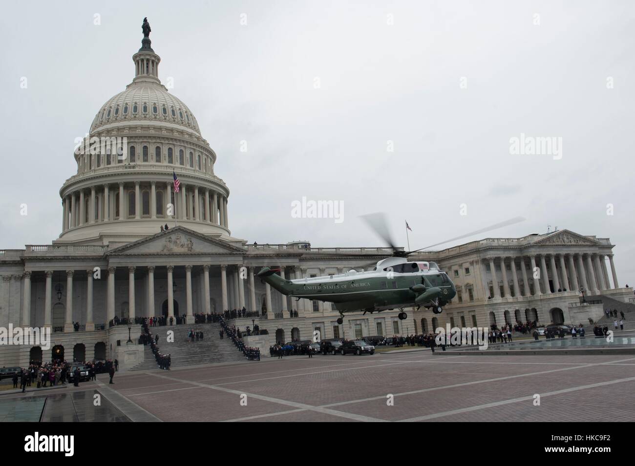 Ehemaliger US-Präsident Barack Obama und ehemalige First Lady Michelle Obama ausziehen aus dem US Capitol in der Marine One Hubschrauber zum letzten Mal nach dem 58. Presidential Inauguration 20. Januar 2017 in Washington, DC. Stockfoto