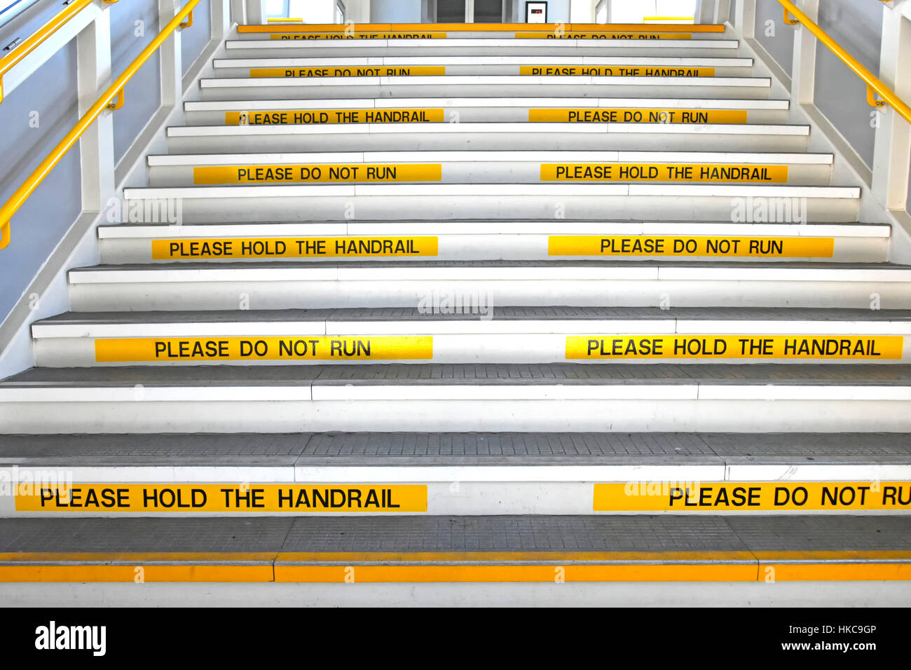 Gesundheit & Sicherheit gelb wiederholen Sie sichtbare Warnschilder an Steigleitungen der breiten öffentlichen Treppe Bahnhof Plattform verbietet, aber halten Handlauf UK Stockfoto