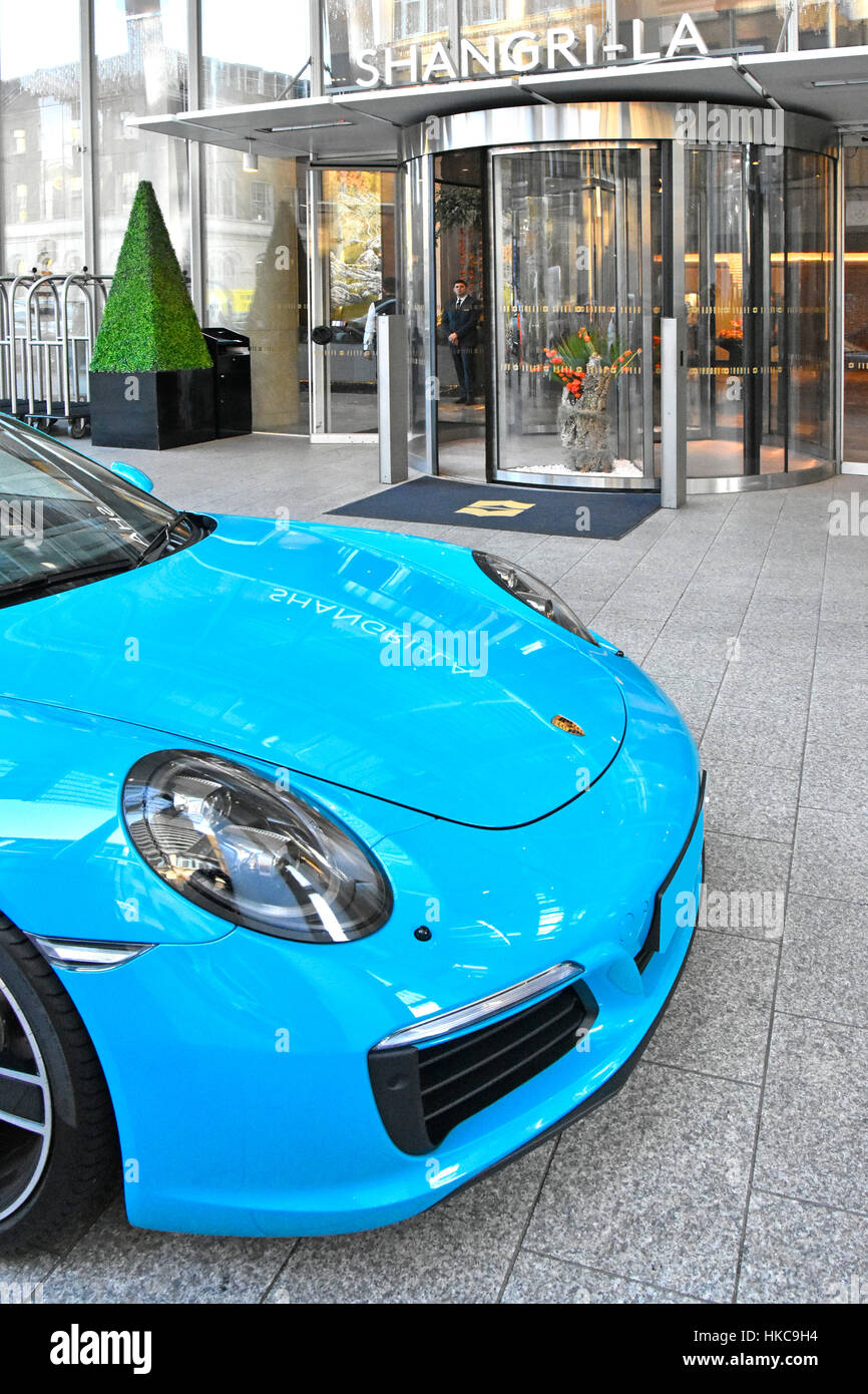 Porsche 911 Carrera blue Sport Auto geparkt am Vorplatz des Luxushotels Shangri-La befindet sich in der Shard Wolkenkratzer Tower in Southwark, London uk Stockfoto