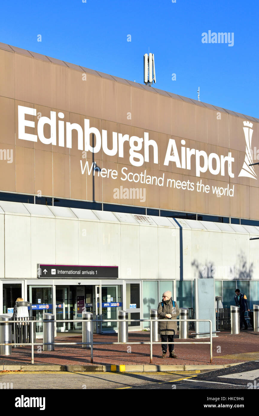 Flughafen Edinburgh Schottland Großbritannien Reisen großes Schild Logo terminal schottische Transport Aufbau über dem Eingang zum internationalen Ankünfte winter Stockfoto