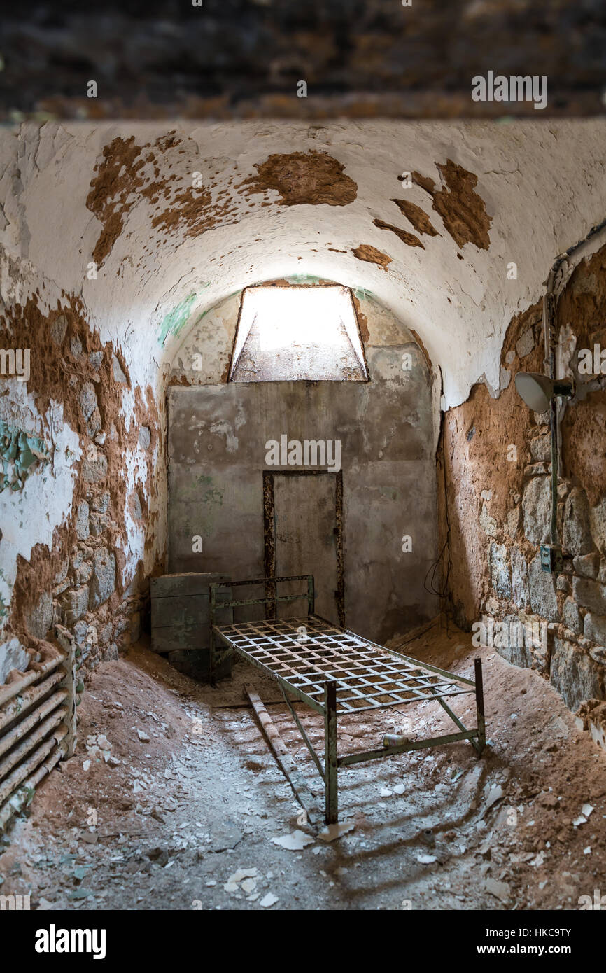 Grunge Gefängniszelle mit Sonnenlicht Fenster Stockfoto