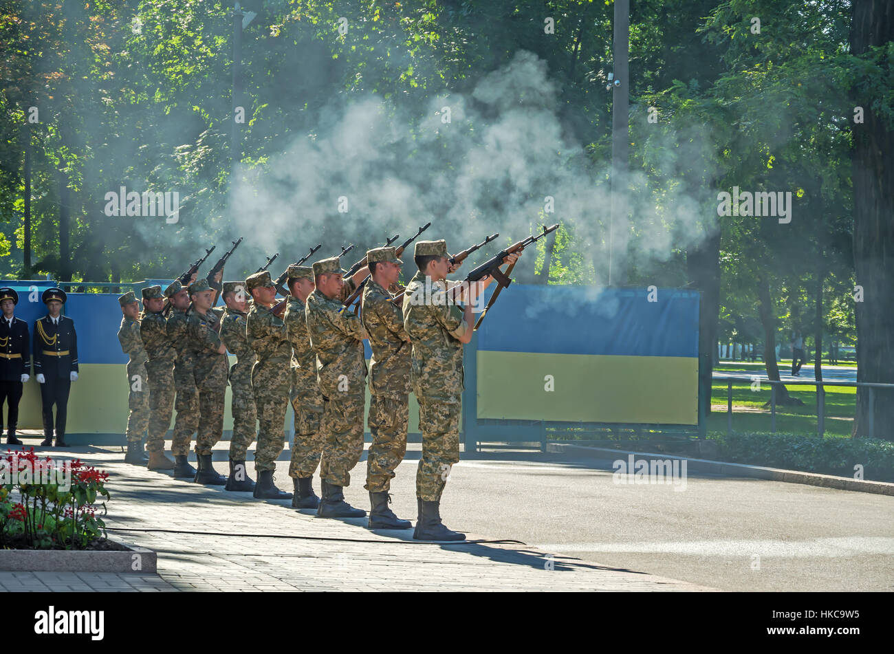 Dnepropetrovsk, Ukraine - 23. August 2015: Streitkräfte Gruß mit Gewehren während der Zeremonie der ukrainischen nationalen Flagge hissen Stockfoto