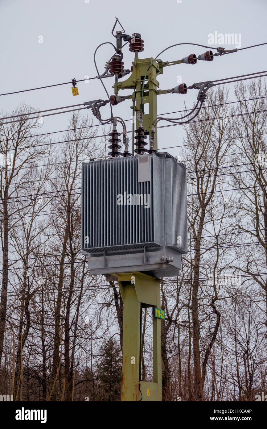 Am Mast montierter Verteilungstransformator Stockfoto