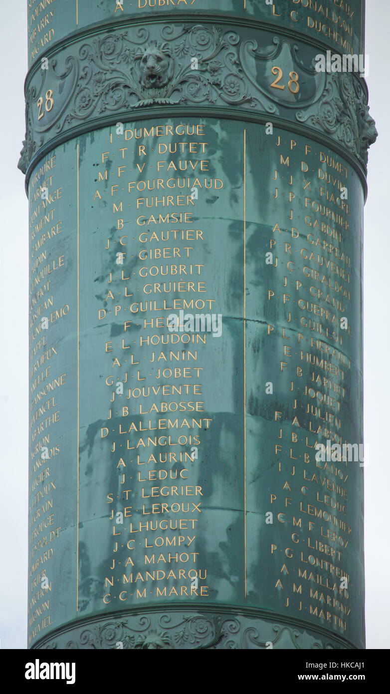 Liste der Gefallenen in der Juli-Revolution von 1830, die Inschrift auf der Juli-Spalte (Colonne de Juillet) in Place De La Bastille in Paris, Frankreich. Stockfoto