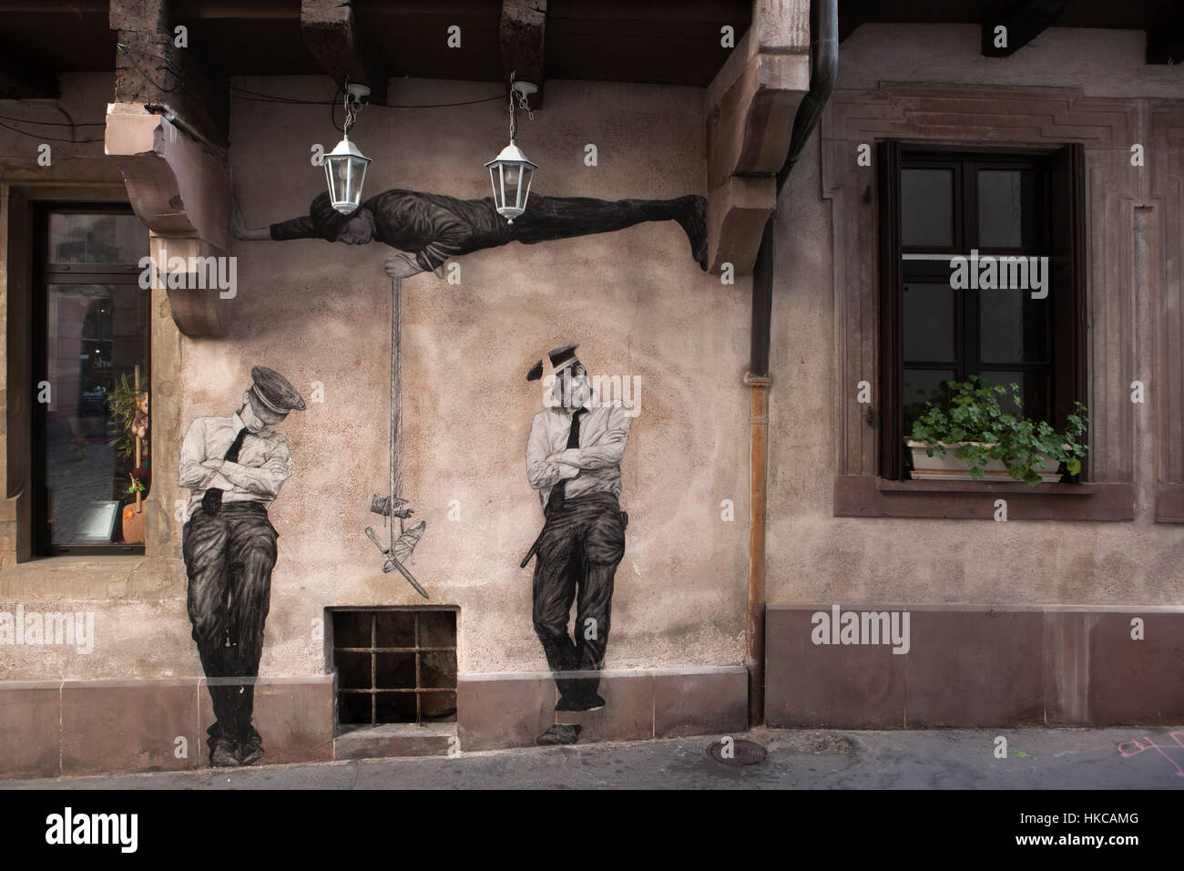 Ortsspezifische Kunst Rettung (2015) durch französische Graffiti-Künstler Charles Leval (aka Levalet) in Straßburg, Elsass, Frankreich. Stockfoto