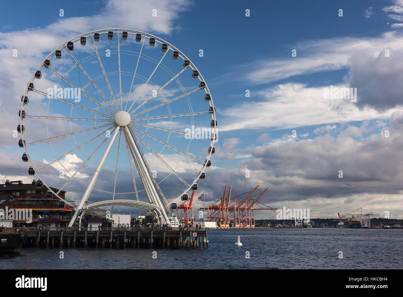 Das Seattle Great Wheel, Ein Riesenrad am Pier 57 in der Elliott Bay mit einer Gesamthöhe von 175 Fuß war es das höchste Riesenrad auf der ... Stockfoto