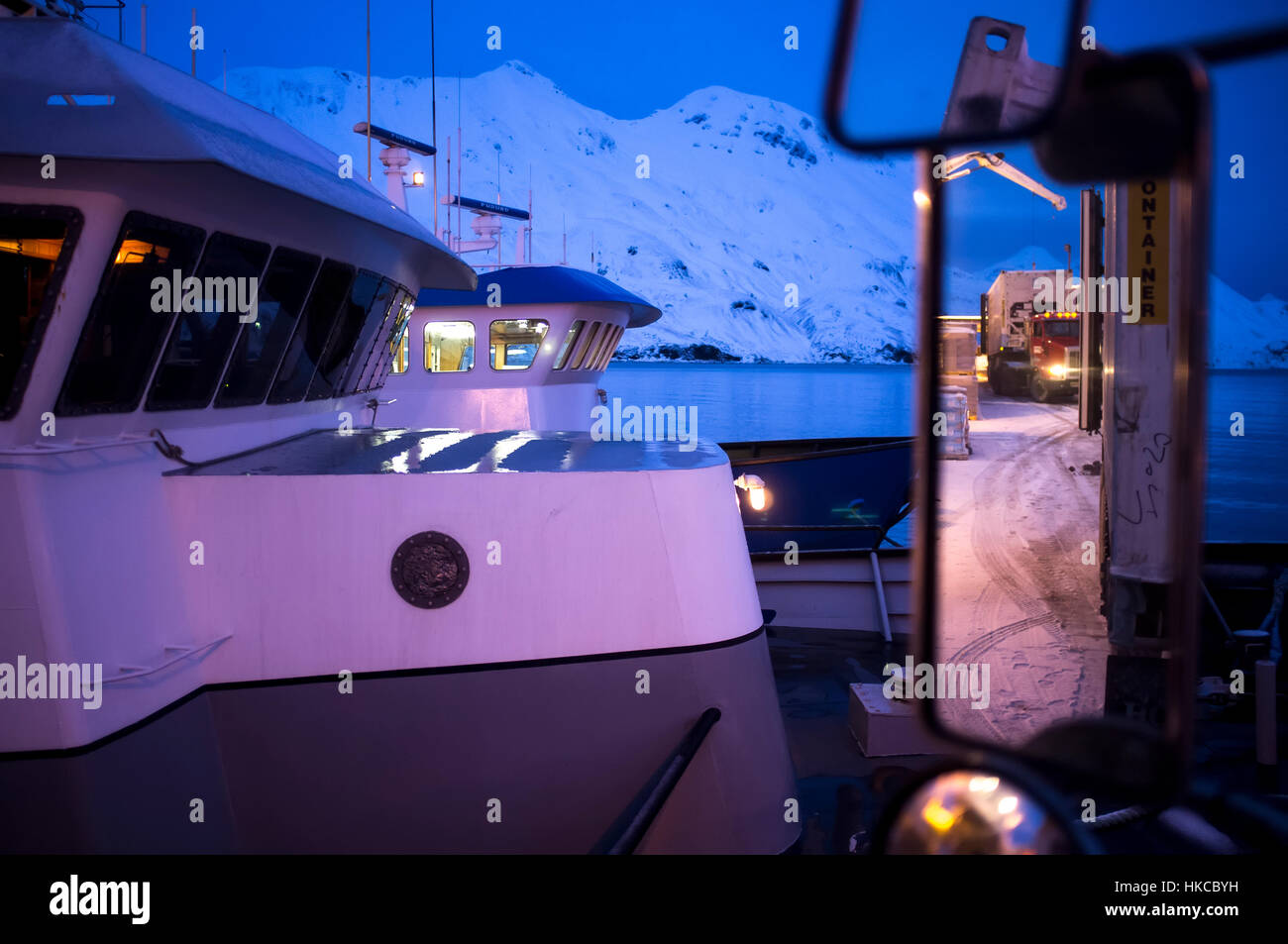 Zwei Fischerboote Auf Dem North Pacific Fuel Dock In Unalaska Mit Horizon Lines Trucks, Die Eine Abladung Des Factory Trawler Starbound, Sout... Stockfoto
