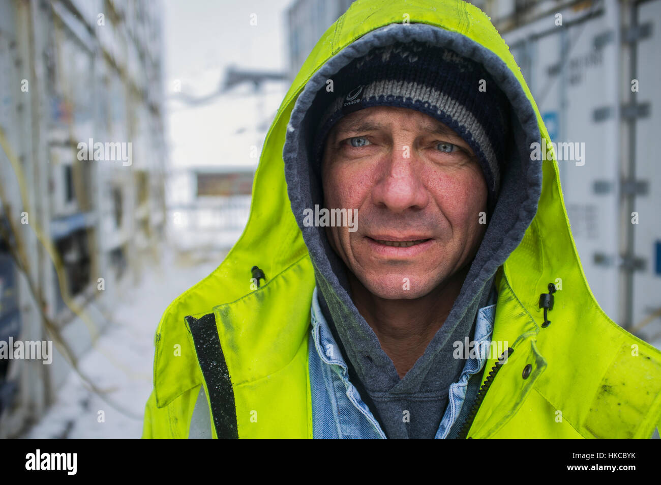 Kältetechnik-Mechaniker im Horizontlinien Container Yard in Unalaska während Pollock 'A' Saison, Südwest-Alaska, USA Stockfoto