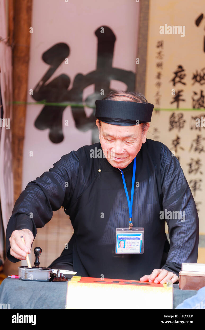 Ein Gelehrter schreibt die chinesische Kalligraphie Zeichen am Literaturtempel am Januar 26,2017 Stockfoto