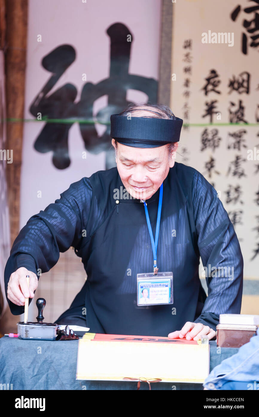Ein Gelehrter schreibt die chinesische Kalligraphie Zeichen am Literaturtempel am Januar 26,2017 Stockfoto