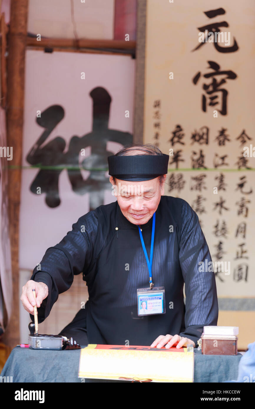 Ein Gelehrter schreibt die chinesische Kalligraphie Zeichen am Literaturtempel am Januar 26,2017 Stockfoto