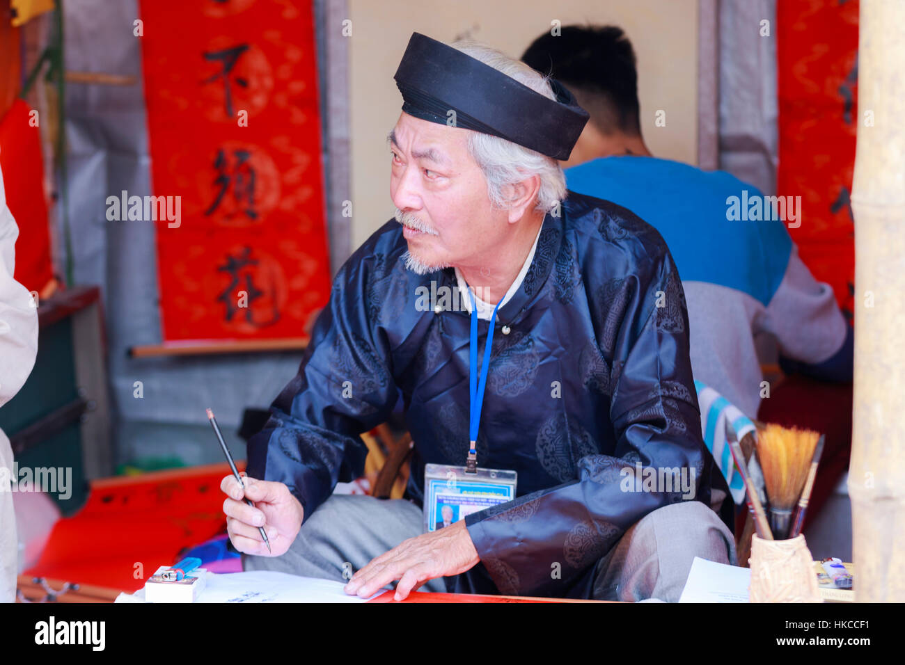 Ein Gelehrter schreibt die chinesische Kalligraphie Zeichen am Literaturtempel am Januar 26,2017 Stockfoto