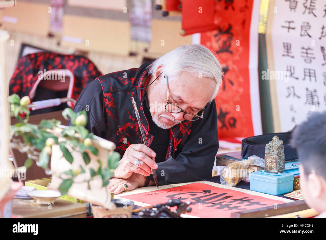 Ein Gelehrter schreibt die chinesische Kalligraphie Zeichen am Literaturtempel am Januar 26,2017 Stockfoto