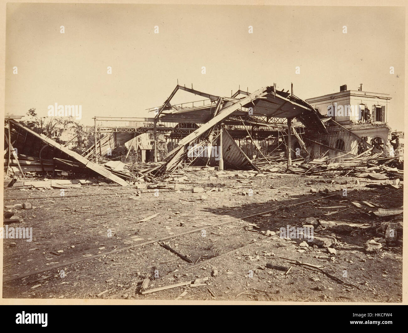 Eine Sammlung von Fotografien aus „Les Ruines de Paris et de ses environs“, die die Ruinen von Paris und seiner Umgebung nach dem Deutsch-Französischen Krieg von 1870 bis 1871 dokumentieren und die Zerstörung der Stadt zeigen. Stockfoto