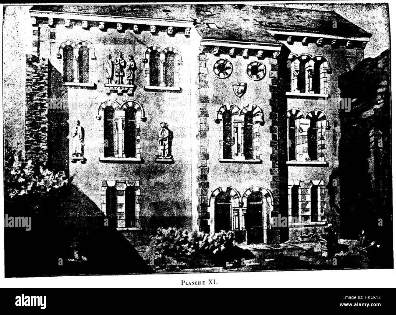 Dieses Kunstwerk mit dem Titel „Planche XI“ auf den Seiten 57 und 58 zeigt eine detaillierte Reihe von Skizzen oder Illustrationen, die wahrscheinlich zu historischen oder wissenschaftlichen Themen gehören, und zeigt künstlerische Präzision in seinem Design. Stockfoto