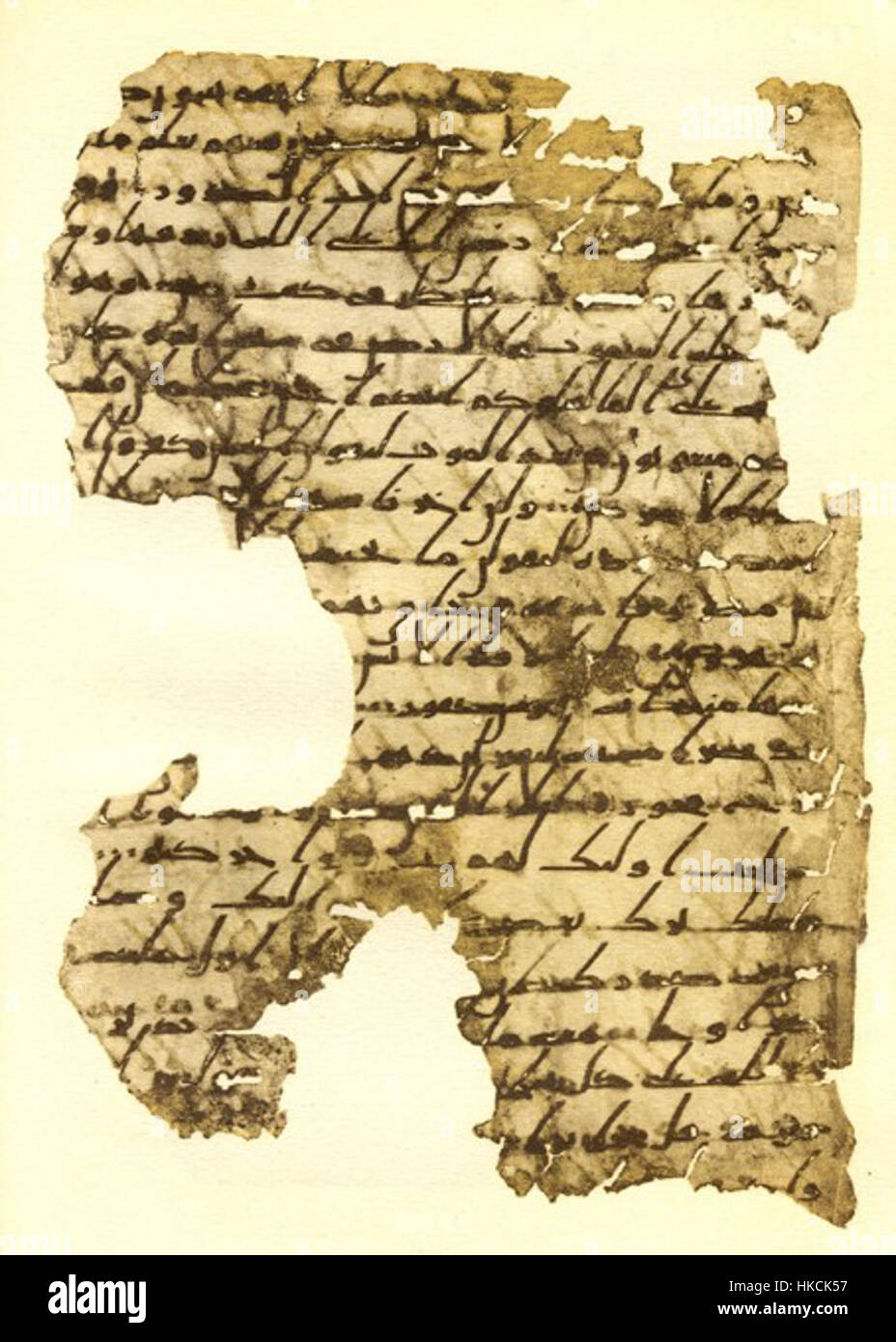 Diese koranische Manuskript, geschrieben in der Hijazi Mekkan-Schrift, ist ein bedeutendes Beispiel für die frühe islamische Kalligraphie, die Kunst und Schrift des 7. Jahrhunderts zeigt. Stockfoto