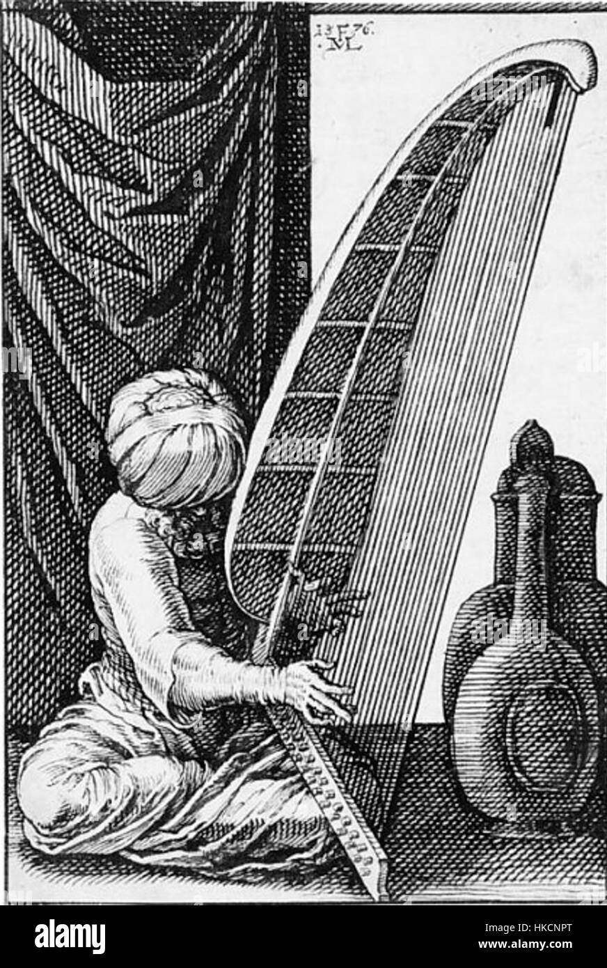 Dieses Kunstwerk zeigt eine traditionelle türkische Harfe, ein wichtiges Instrument der osmanischen Musik. Das Gemälde veranschaulicht das unverwechselbare Design der Harfe, das oft in der klassischen türkischen Musik und bei Zeremonien verwendet wird, und hebt die kulturelle Bedeutung der Musik in der türkischen Geschichte hervor. Stockfoto
