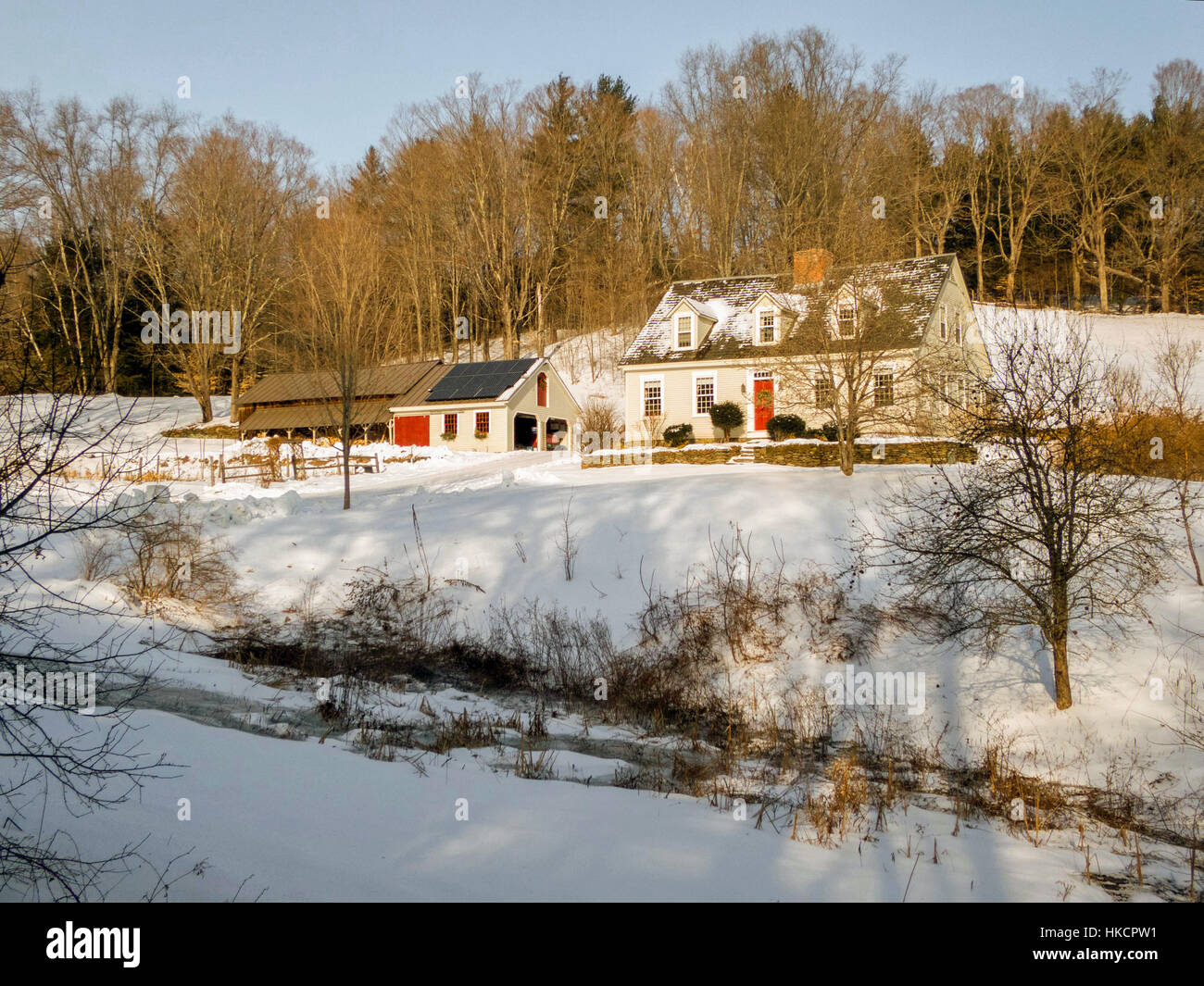 Restaurierte New England Cape-Stil Landhaus befindet sich auf einem Schnee bedeckten Hügel in Hartland, VT, USA. Stockfoto