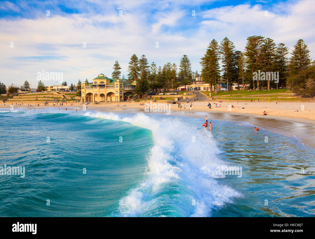 Eine große Welle bricht am Cottesloe Beach in Perth, Western Australia Stockfoto