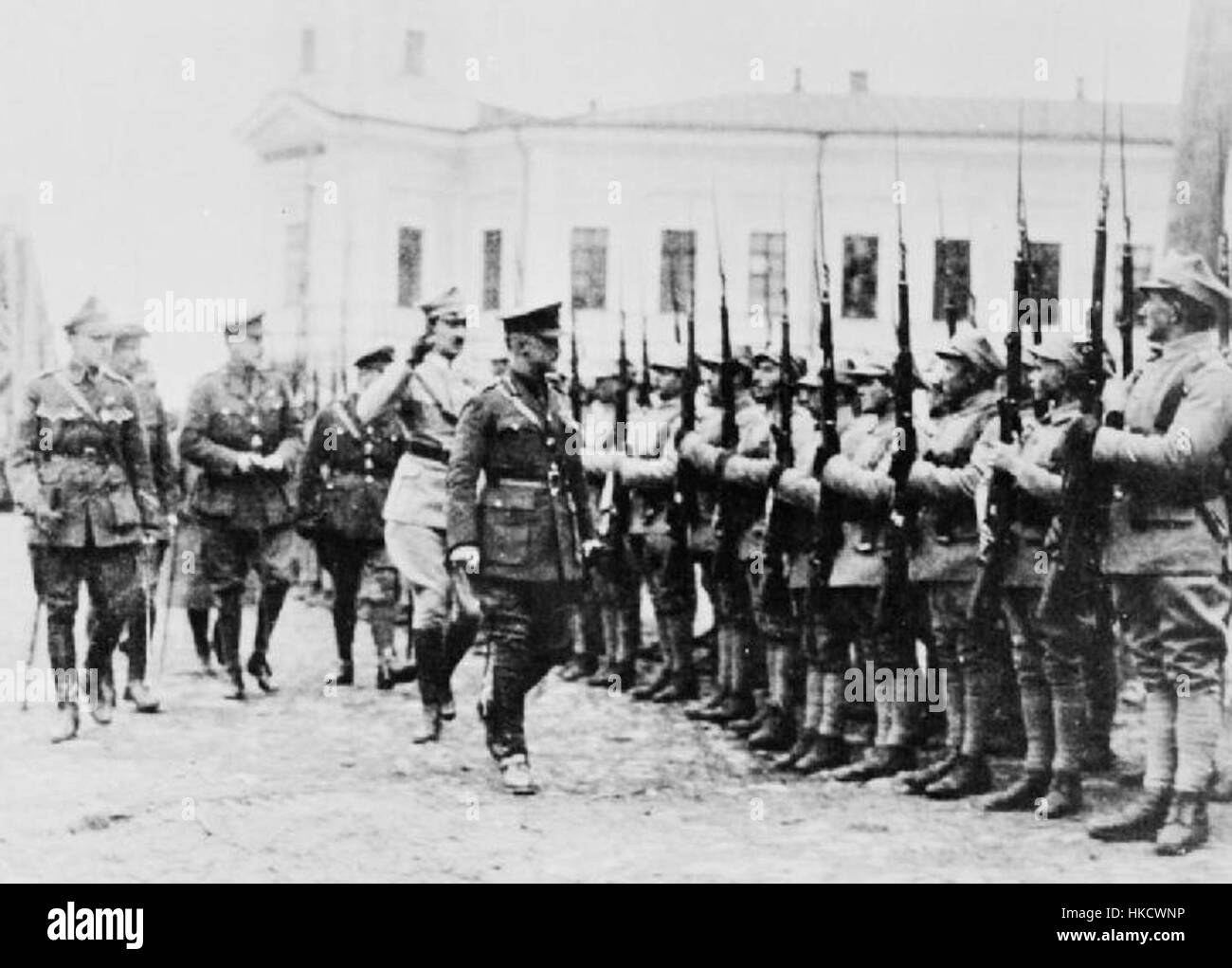 Dieses Kunstwerk zeigt britische Offiziere, die polnische Soldaten des Murmansker Bataillons während des Zweiten Weltkriegs tapfer dekorieren. Die Szene stellt die Zusammenarbeit zwischen britischen und polnischen Streitkräften im Kampf gegen die Nazi-Besatzung dar. Stockfoto