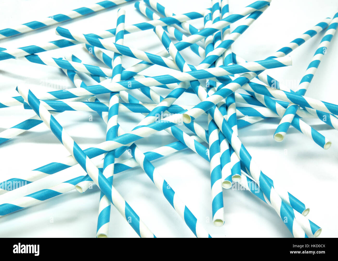 Ein Haufen von blauen und weißen Spirale Papier Strohhalme auf einer weißen Fläche Stockfoto