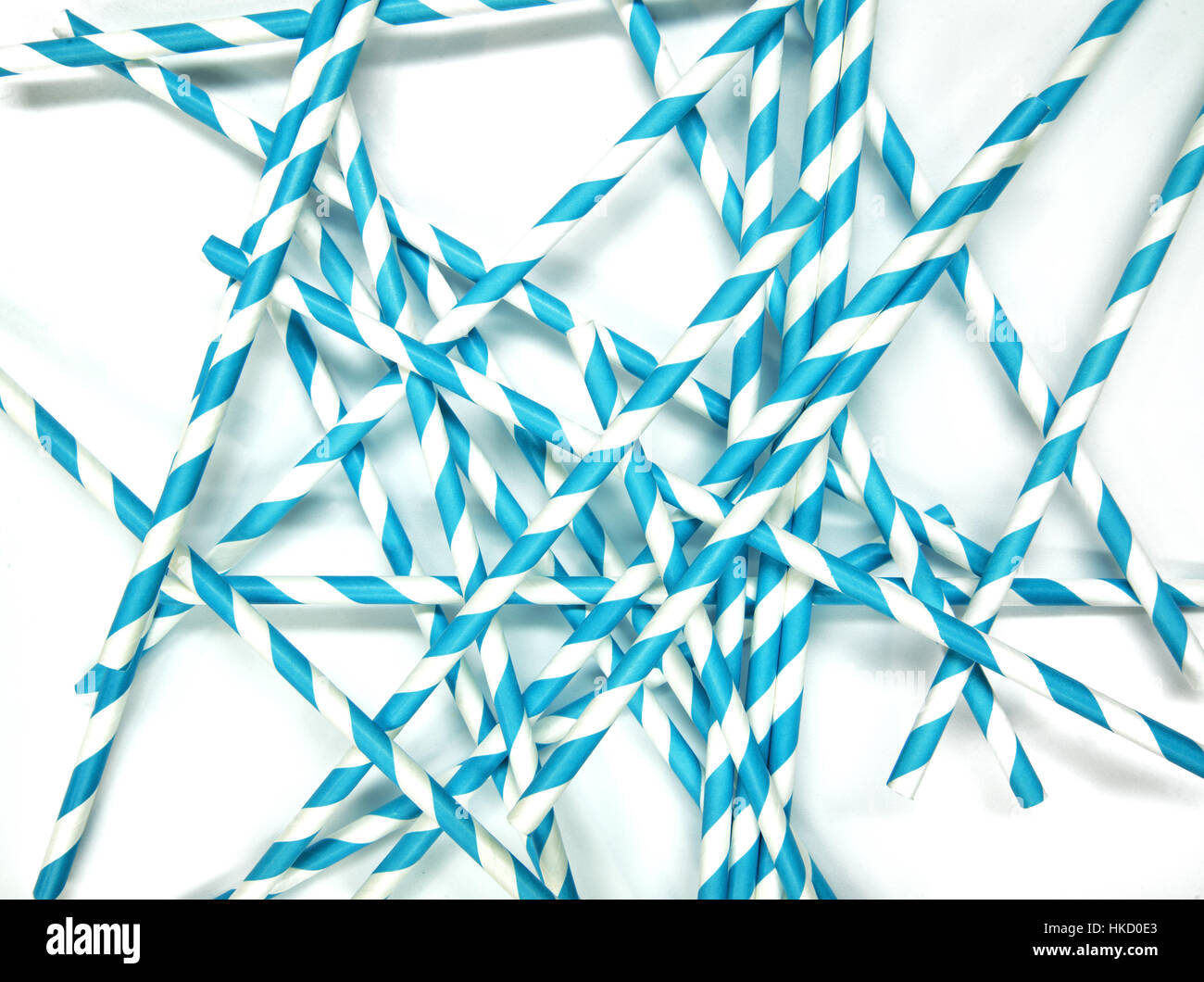 Ein Haufen von blauen und weißen Spirale Papier Strohhalme auf einer weißen Fläche Stockfoto