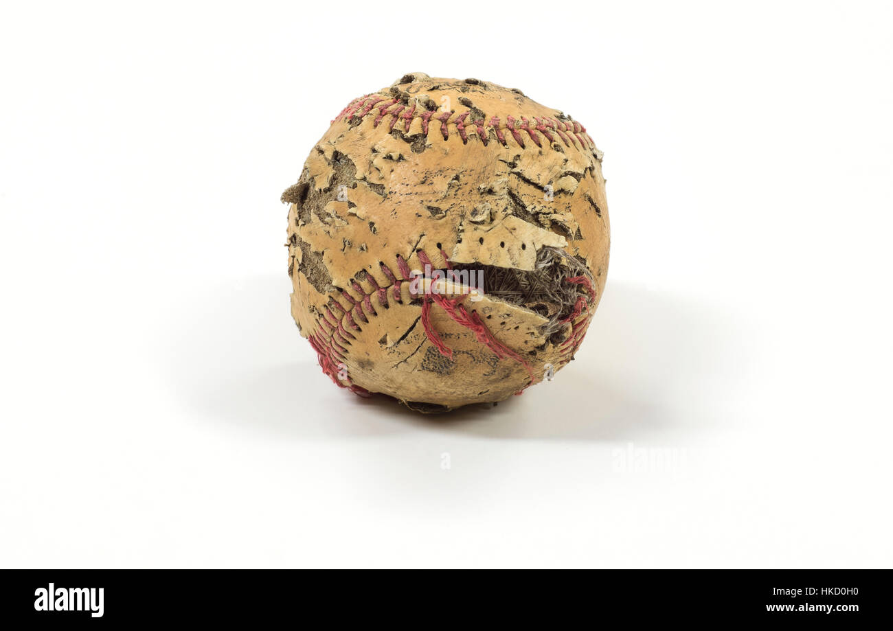 Eine alte Baseball, der bessere Tage gesehen hat. Zerrissene Stiche, Discolored Leder gerissen und zerrissen, sitzen auf einem sauberen, weißen Hintergrund. Stockfoto